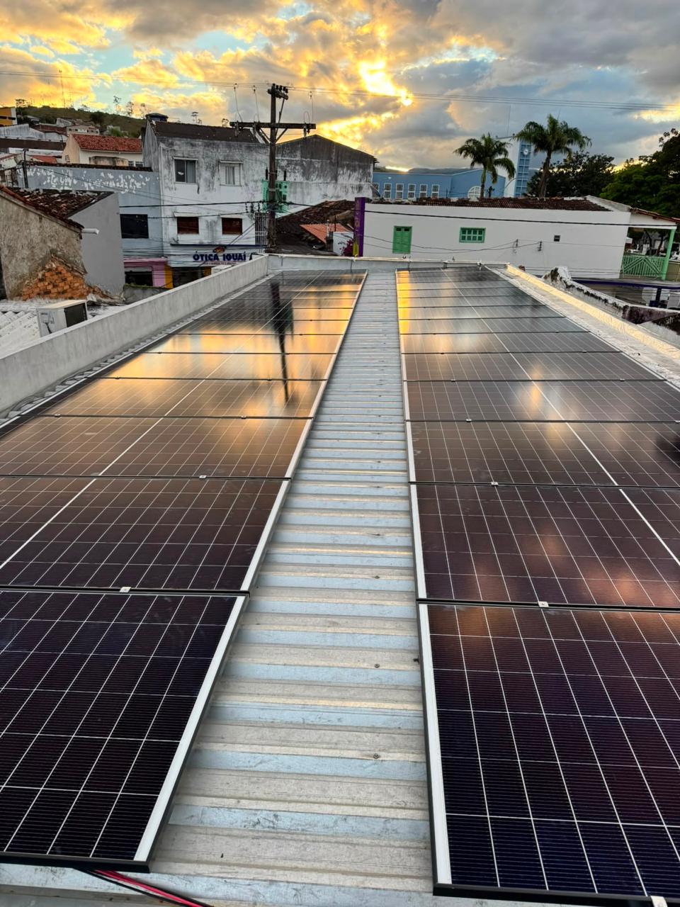 Detalhe de painéis solares instalados em telhado